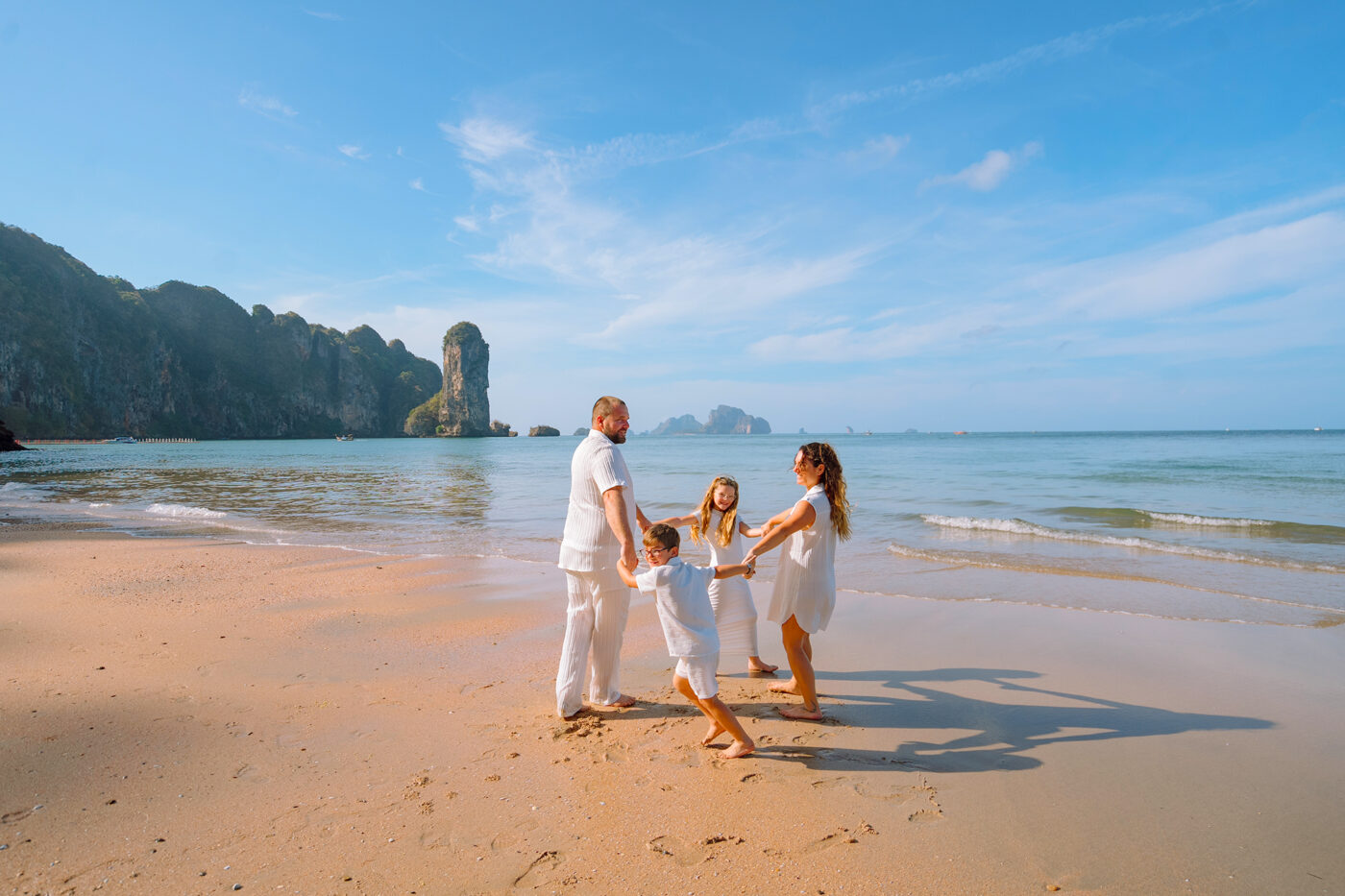 Private Boat Tour, Krabi tour packages, 4 Islands Tour Krabi, Hong Island tour Krabi, Phi Phi Island tour, Krabi private boat tour, Krabi snorkeling tour, Krabi Photography experience